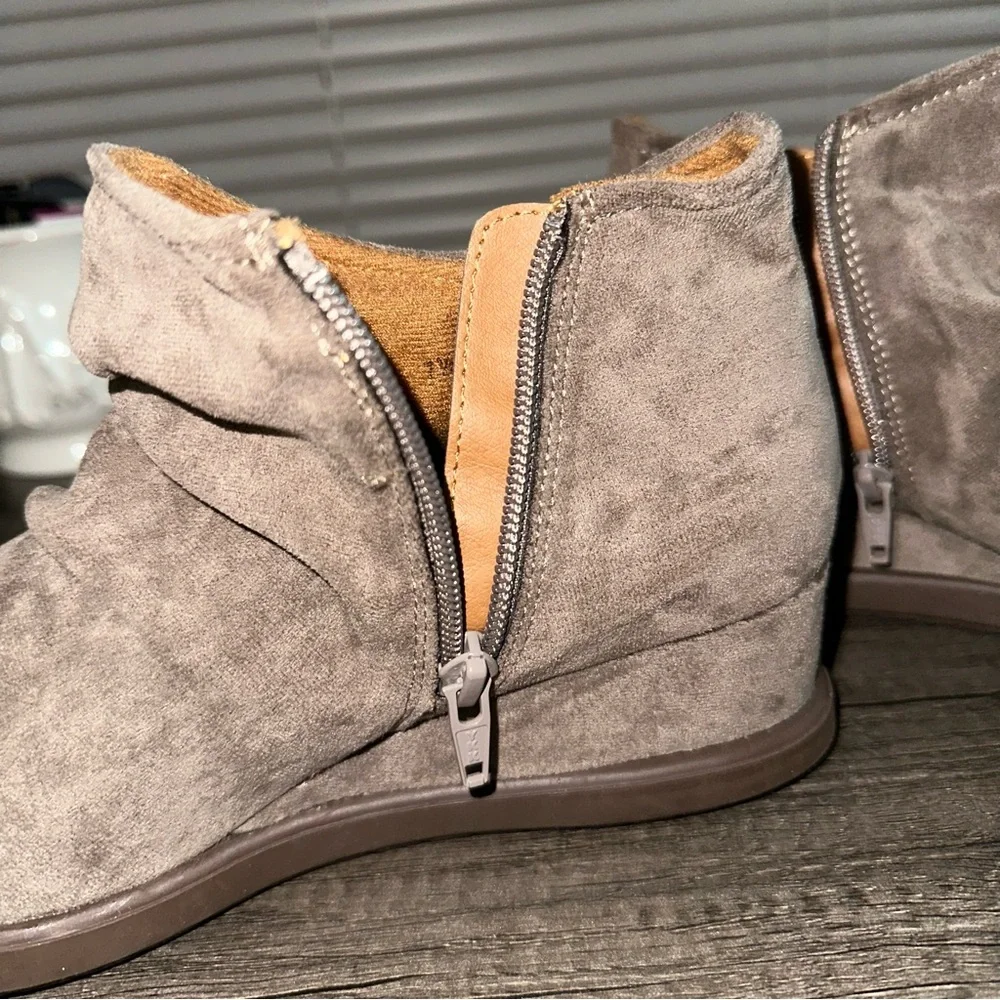 EuroSoft by‎ Sofft Jora Wedge Ankle Faux Suede Bootie Size 7.5 *FLAWS*